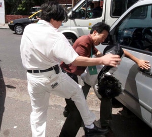 Chinese assailants beat a Falun Gong practitioner to the ground in Buenos Aires outside Argentinas National Congress. Witnesses say local police were unresponsive to cries for help and believe they were under orders from visiting Chinese officials not to interfere with the assailants.