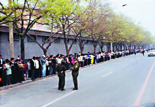 On April 25th, 1999, over 10,000 Falun Gong adherents gathered at Chinas central appeals office near Zhongnanhai to seek an end to mounting government harassment