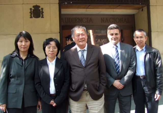 HRLF Attorney Carlos Iglesias (second from right) and democracy activist Wei Jingsheng (center) stand with Falun Gong victims of persecution Lu Shiping, Dai Ying (left), and Li Jianhui (right), after testifying before Judge Moreno as part of his investigation into torture and genocide committed against Falun Gong. May 2, 2009. (Victor Liu/The Epoch Times)