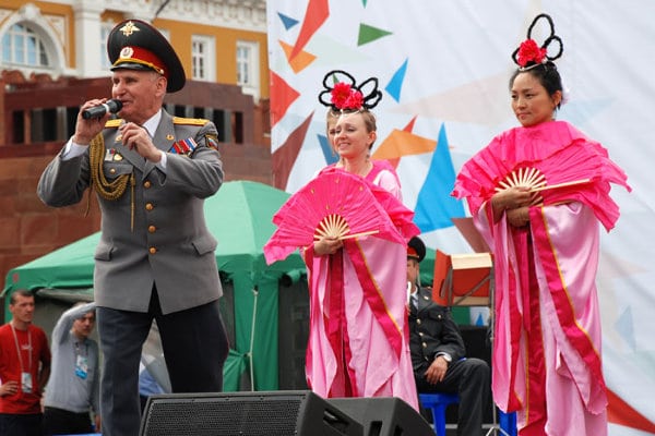 The conductor of the Moscow Police Orchestra introduces local Falun Gong practitioners who performed a traditional Chinese dance during an event on May 27, 2012 in Red Square, Moscow. Under pressure from the Chinese regime, a month later officials in Russia accelerated proceedings to ban the main text of Falun Gong.