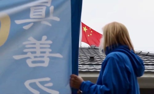 Serbian Falun Gong practitioner holds banner in front of the Chinese Embassy in Belgrade (Minghui.org, 2019)