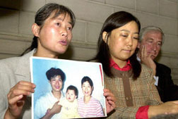 Holding a picture of her late-husband, Jane Dai tells the press how her husband was tortured to death in China because he did not renounce his belief in Falun Gongs principles: Truthfulness, Compassion and Tolerance. Ms. Dai is joined by Belgium Falun Gong practitioner Ms. Yuhong Shi and lawyer Mr. Georges-Henri Beauthier.