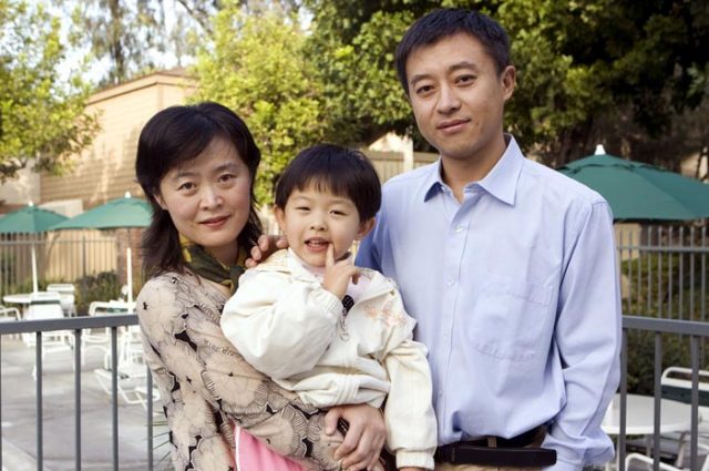 Bu Dongwei with his family in 2009 (Minghui.org).