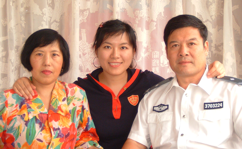 Pang Jin with her mother, Cao Junping, and father, Pang Xiaoqian