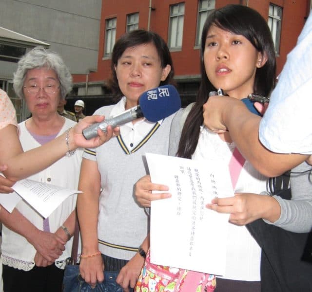 Chungs mother, wife, and daughter appeal at the Taiwanese Office of the President on June 27. (The Epoch Times)
