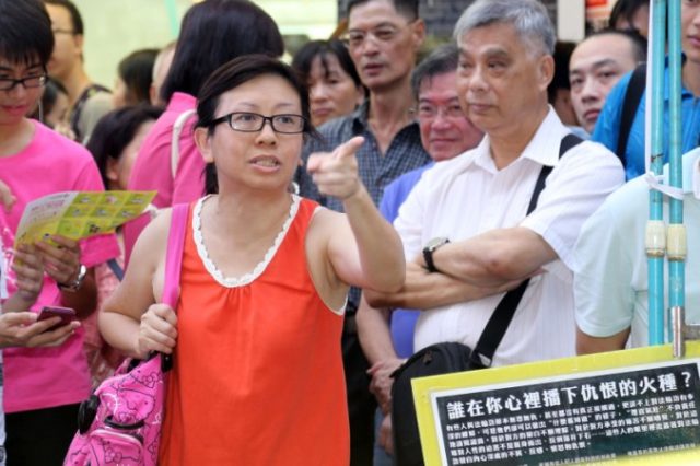 School teacher Ms. Lam Wai Sze defended Falun Gong, and admonished Communist Party-linked aggressors in Hong Kong. (Photo courtesy of Pan Zai Shu/Epoch Times)