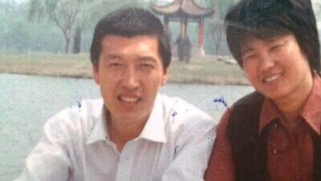 Mr. Bian Lichao (left) and his late wife Zhou Xiuzhen (right) were both middle school teachers in Hebei Province.