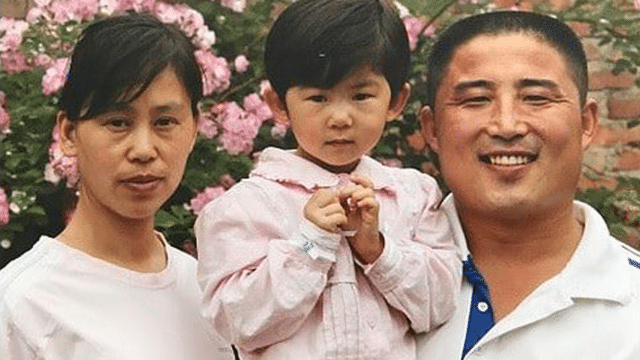Mr. Zhang Jun(right), Ms. Miao Yuhuan(left), and their daughter(center). Due to the persecution of Falun Gong, Zhang was forced into homelessness to avoid the persecution and Miao was sent to labor camp when their daughter was two years old.