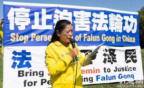 Ms. Ding Xiaoxia shares her story at a rally calling to the end of the persecution in Los Angeles (July 2021)