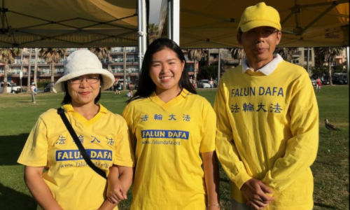 Minghui Wang (center) with her parents at a candlelight vigil commemorating Falun Dafa’s 20 years of peaceful resistance to the Chinese communist regime’s persecution, July 20, 2019, La Jolla, California.