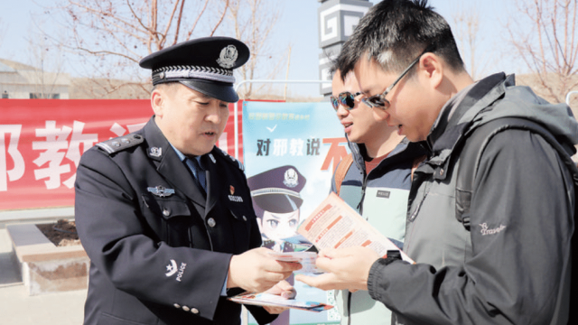 Fukang County police in Xinjiang soliciting signatures for the anti-Falun Gong petition. Tens of millions have been deceived by the campaign, aimed at indoctrinating Chinese students and rural citizens. Photograph: People's Daily