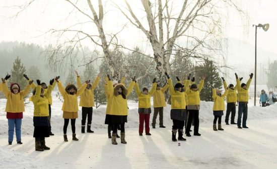 Falun Gong practitioners meditating together in Irkutsk, Russia (Minghui.org)