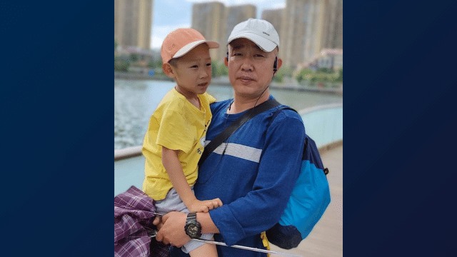 Mr. Liu Zhiming, 51, with his nine-year-old son (credit: Minghui)