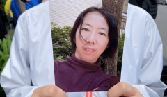 Ms. Jiang’s oldest daughter holds a picture of her mother during the press conference in front of the Chinese Consulate in Melbourne on August 15, 2022. (Source: Minghui)