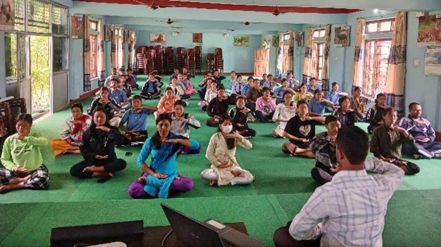 Teachers and students of the Hupsekot Technical School learn the fifth Falun Dafa exercise, led by Falun Gong practitioner Dr. Prabin Puri. (Source: Minghui.org)