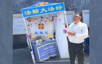 A Falun Gong practitioner stands in apparent shock after an assailant fled the scene, leaving the informational booth visibly dislodged and disordered. The table had been shifted by a series of forceful kicks, in what observers identify as a potential act of transnational repression against overseas Falun Gong practitioners. (Photo: The Global Tuidang Center)