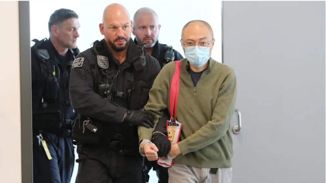 Officers lead convicted spy Jian Guo (44) handcuffed into the strictly secured courtroom
Photo: Dirk Sukow/Bild.de