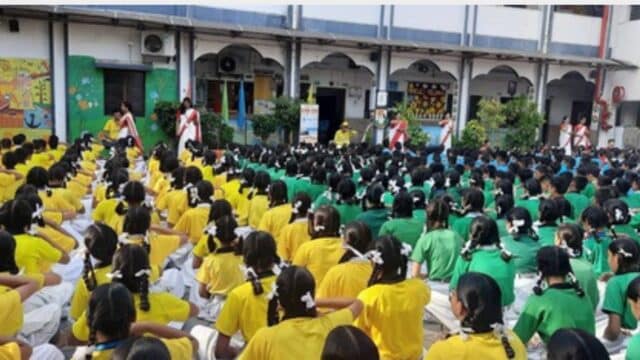 Gayatri high school students do the fifth exercise of Falun Gong (Minghui)