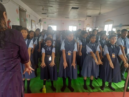 Thousands of students, teachers, and staff from 16 schools in India are learning the first, second, and fifth Falun Dafa exercises.