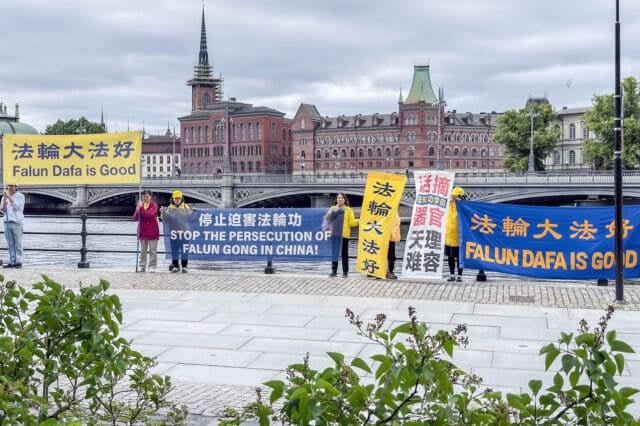 On July 4, 2026, Swedish Falun Gong practitioners held an event across from the Swedish Government Building During CCP Foreign Minister Wang Yi’s visit to Sweden (Minghui)