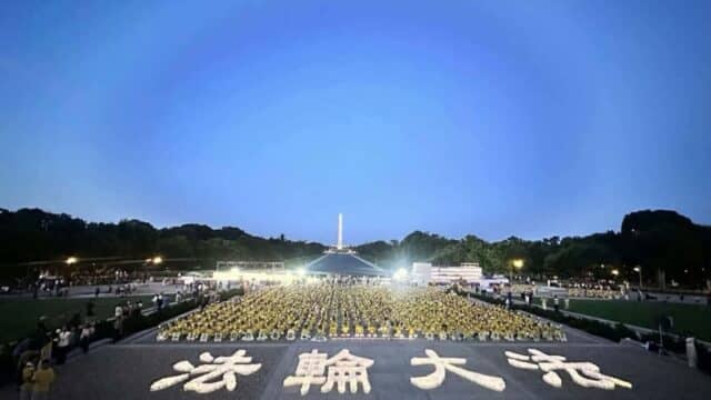 On July 23, Falun Gong practitioners hold a candlelight vigil at the National Mall to mourn for the practitioners who lost their lives in the CCP’s suppression.(Photo: An anonymous Falun Gong practitioner)